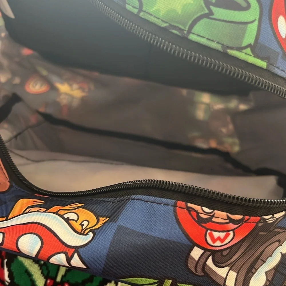 Super Mario backpack, Front zipper pocket. Exterior in excellent condition - Picture 8 of 10